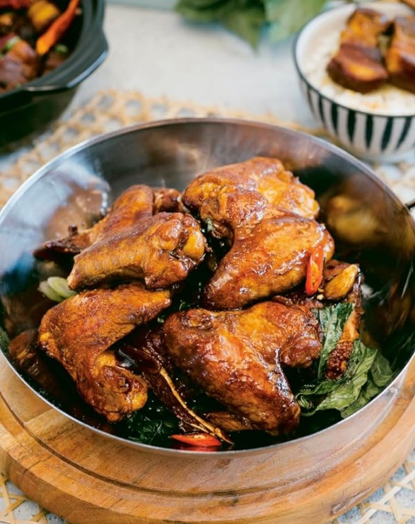 Three cup chicken (San bei ji)