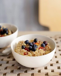Three-grain cereal with dates and cinnamon