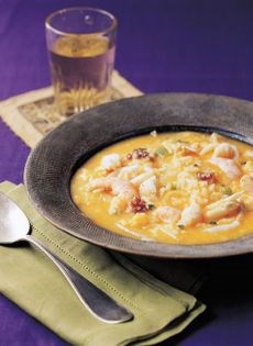"Throw-it-together" rice and seafood (Arroz a la tumbada)
