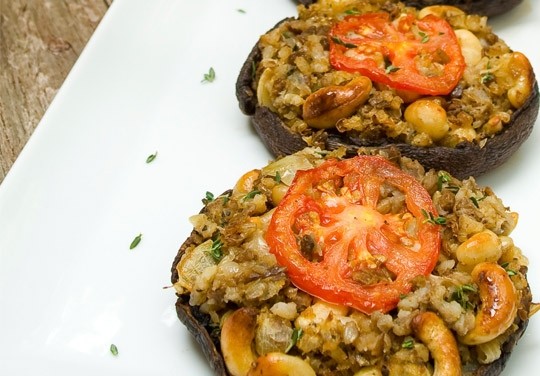 Thyme for stuffed portobellos with rosemary gravy (Funghi portobello ripieni di timo e sughetto al rosmarino)