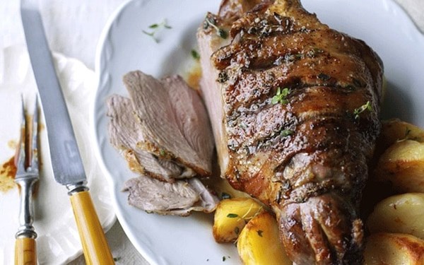 Thyme-glazed roast lamb with honey and cider gravy