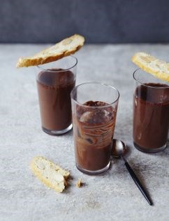 Thyme-infused chocolate pots with biscotti