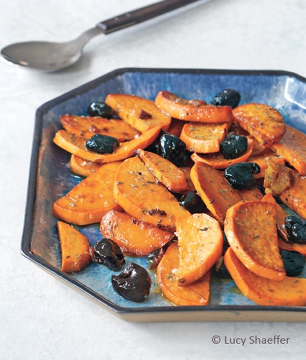 Thyme-scented sweet potatoes with black olives and garlic