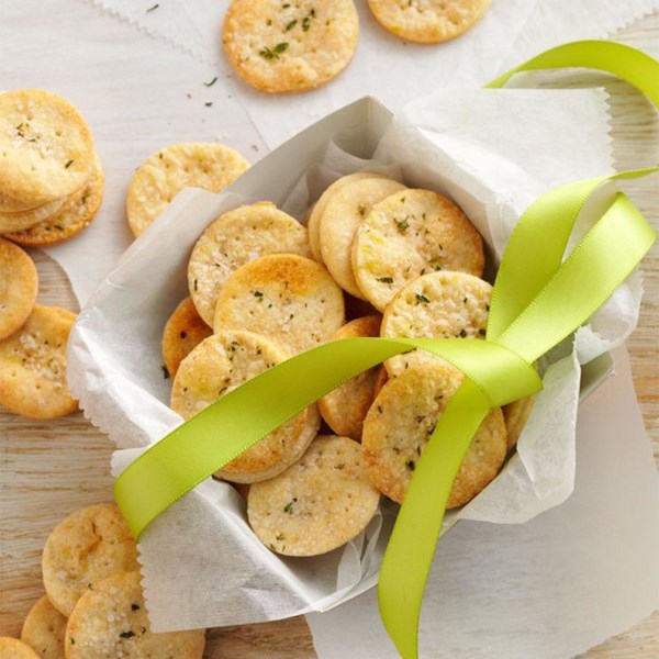 Thyme-sea salt crackers