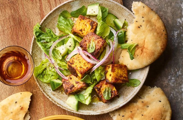 Tikka paneer salad with pink onions & naan