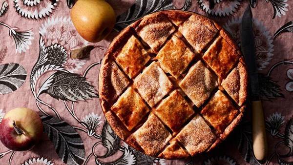 Tile double-crust apple pie