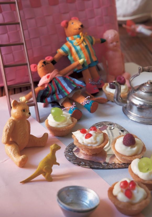 Tiny sweet tartlets with crema and fruit