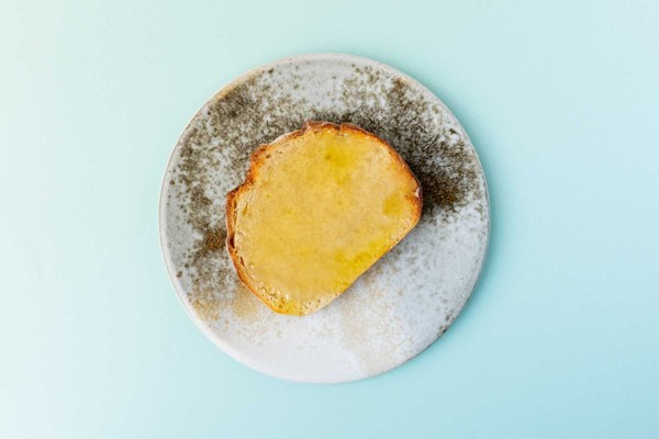 Toast mit Olivenöl und Honig
