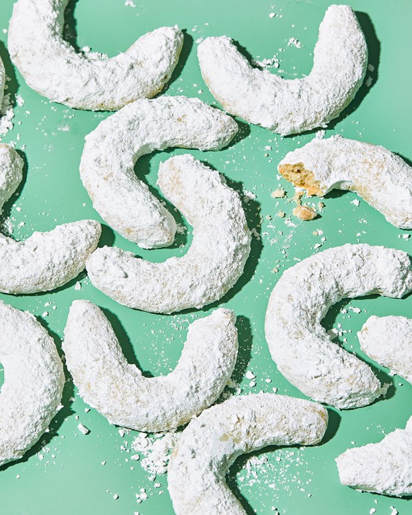 Toasted almond crescent cookies (Kourampiedes)