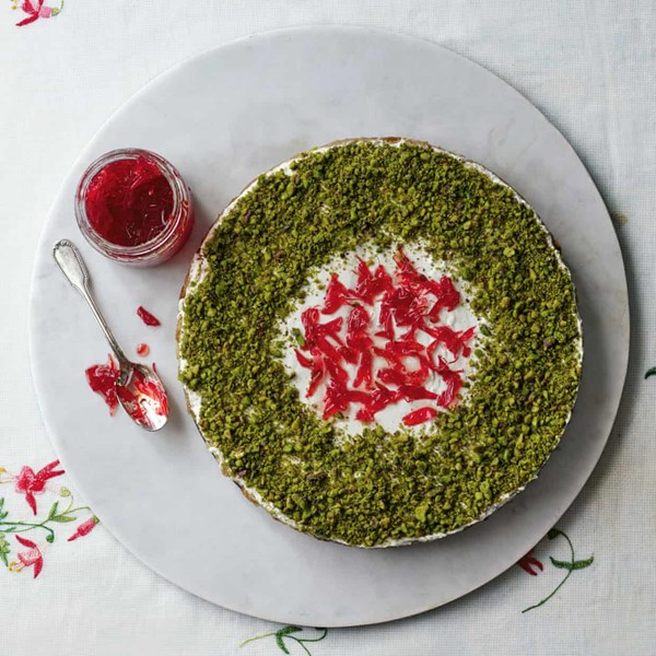 Toasted bread pudding with cream and pistachios (Aish el saraya)