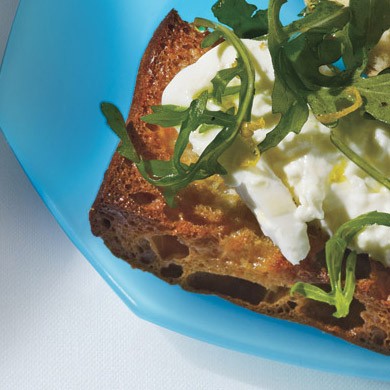Toasted bread with burrata and arugula