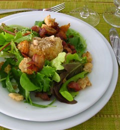 Toasted goat cheese salad with smoked bacon (Mesclun au fromage de chèvre grillée)