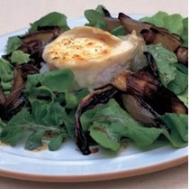 Toasted goats' cheese with blackened sherry-vinegar onions