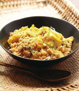 Toasted manioc flour with eggs and scallions (Farofa de ovo e cebolinha)