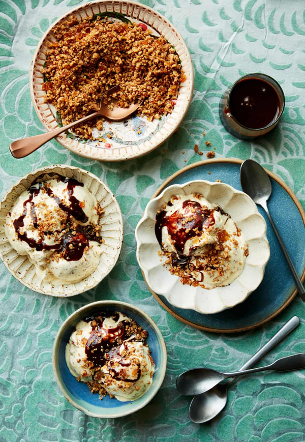 Toasted pecan praline sundae