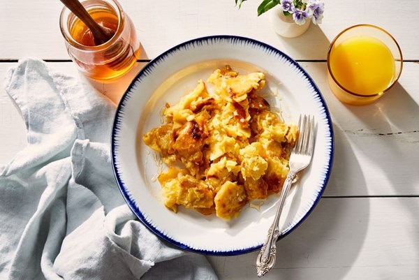 Toasted pita scrambled eggs (Fatoot samneh)
