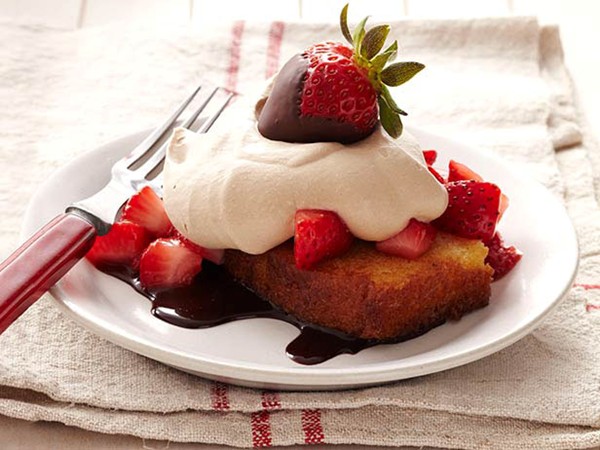 Toasted pound cake with strawberries and chocolate cream