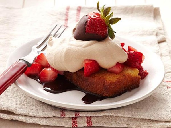 Toasted pound cake with strawberries and chocolate cream
