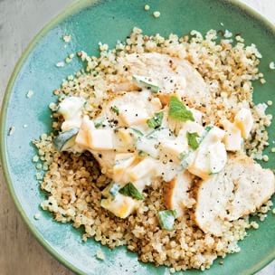 Toasted quinoa with chicken & mango