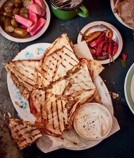 Toasted sandwiches with spicy meat and cheese (Toshka)