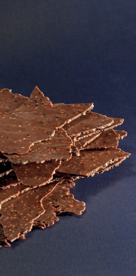 Toasted sesame seeds & milk chocolate thins