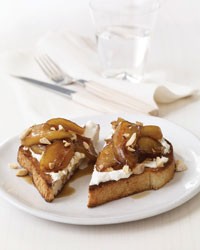 Toasts with ricotta and warm balsamic-caramel apples