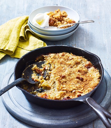 Toffee apple pan crumble