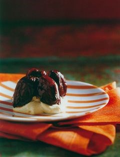 Toffee dates with vanilla cream