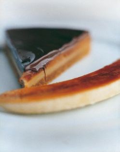 Toffee pie with grilled bananas