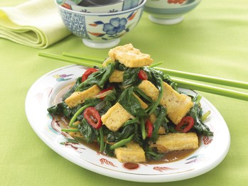 Tofu and spinach stir-fry (Rau muong xao dau phu)
