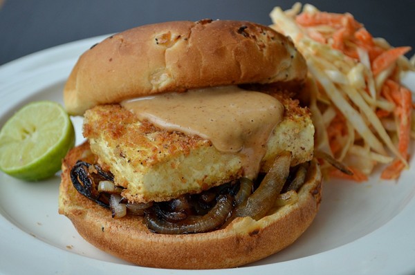Tofu burgers with caramelized onions and peanut sauce