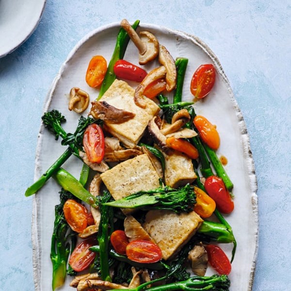 Tofu pillows, tomatoes and broccoli in fish sauce (Tau hu xao bong cai cachua)