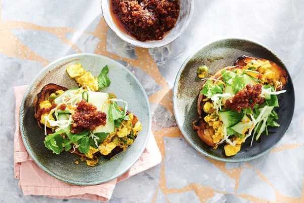 Tofu scramble with shredded cabbage and chilli sambal