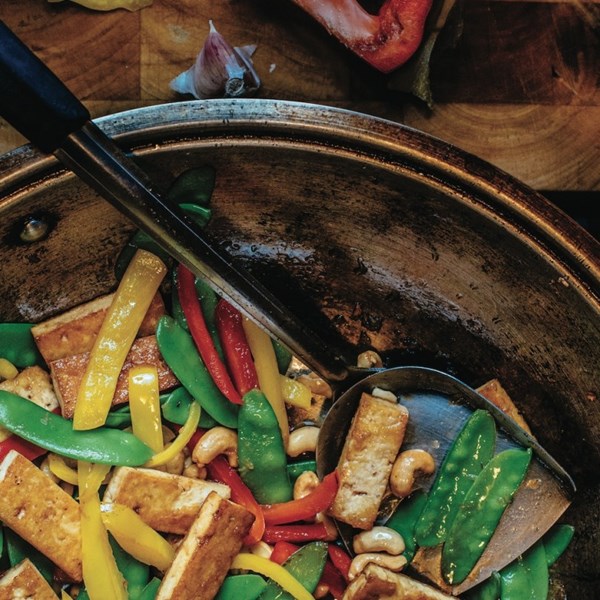 Tofu vegetable stir-fry with cashews