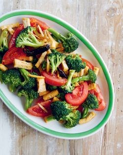 Tofu with broccoli and tomato