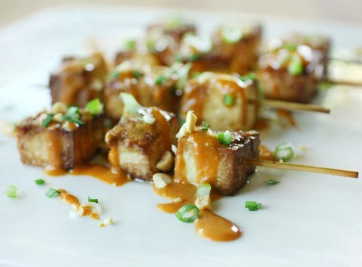 Tofukabobs with peanut sauce
