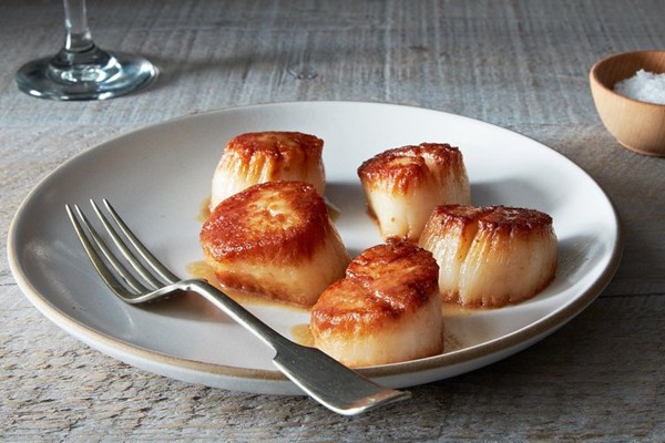 Tom Colicchio's pan-roasted sea scallops with scallop jus