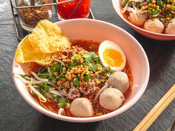 Tom yam noodle soup with minced pork (Guaydtiaao tom yam moo saap)