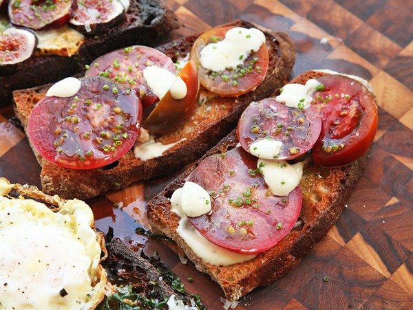 Tomato, alli-oli, and chive tartine