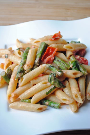 Tomato and asparagus "carbonara"
