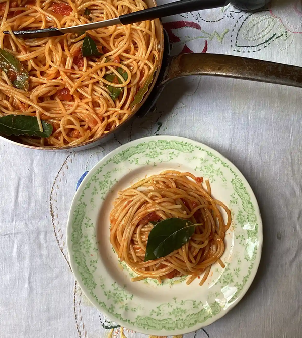 Tomato and bay leaf sauce