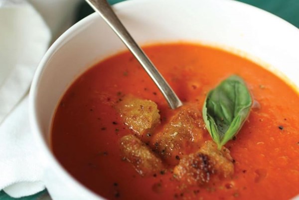 Tomato and chilli soup with crunchy croûtons 