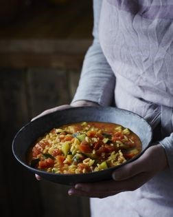 Tomato and courgette pasta bowl