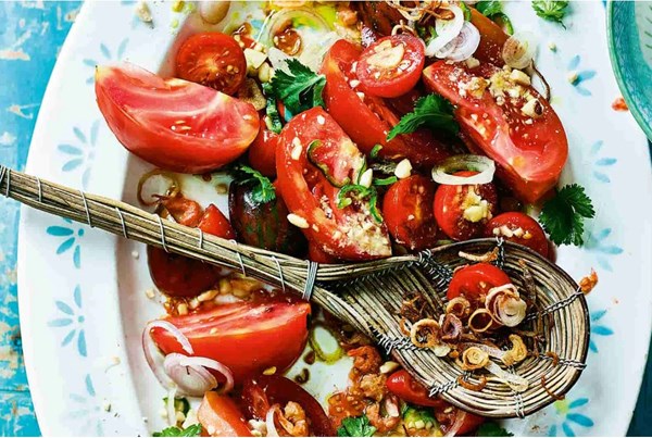 Tomato and crunchy peanut salad (Khayan jin thee thoke)