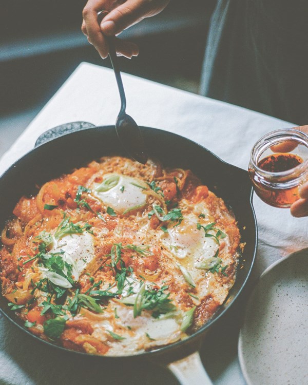 Tomato and egg "shakshuka" [everything oil]