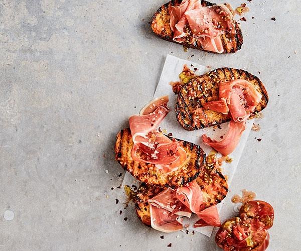 Tomato and jamón bread