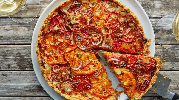 Tomato and roasted garlic pie