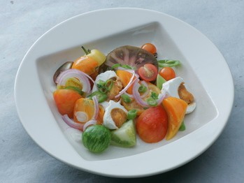 Tomato and salted duck egg salad
