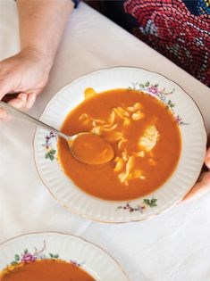 Tomato-apple soup with "poured noodles" (Pomidorówka z lanymi kluskami)