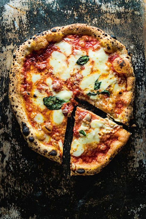 Tomato, basil, and mozzarella pizza (Pizza Margherita)